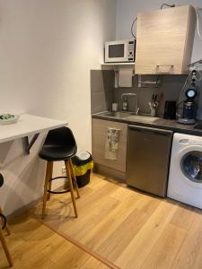 Appartements Nancy, Magnifique studio totalement climatise, meuble, salle de bains et wc separes, parking prive, cuisine equipee, WIFI : photos des chambres