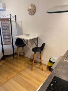 Appartements Nancy, Magnifique studio totalement climatise, meuble, salle de bains et wc separes, parking prive, cuisine equipee, WIFI : photos des chambres