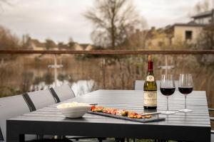 Chiff Chaff - Gorgeous, centrally located detached holiday home with gated deck and direct lake access