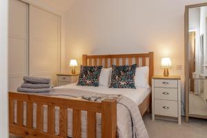 Chiff Chaff - Gorgeous, centrally located detached holiday home with gated deck and direct lake access