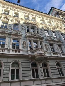 Apartment with a terrace and AC in the city center