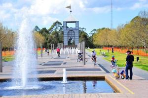 Olympic Park Gem 2 bedroom condo-Parking, Pool Gym