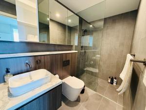 Olympic Park Gem 2 bedroom condo-Parking, Pool Gym