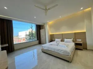 The Lotus Hotel - 占西