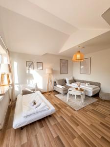 C4S COME4STAY Altötting - 3-Zi Whg I Zentrale Lage I Parkplatz I Balkon I WIFI I SmartTV I 1 Kingsize, 1 Queensize Bett I Office Arbeitsplatz I Wohnbereich mit Couch und Essbereich I voll ausgestattete Küche I Nespresso