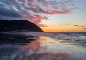 Penthouse apartment with stunning sea views - 4-star hotels in Penmaen-mawr