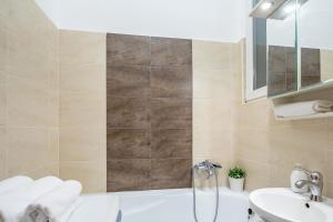 Lilac Escape on Baross street