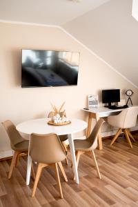 C4S COME4STAY Altötting - 3-Zi Whg I Zentrale Lage I Parkplatz I Balkon I WIFI I SmartTV I 1 Kingsize, 1 Queensize Bett I Office Arbeitsplatz I Wohnbereich mit Couch und Essbereich I voll ausgestattete Küche I Nespresso