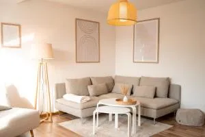 C4S COME4STAY Altötting - 3-Zi Whg I Zentrale Lage I Parkplatz I Balkon I WIFI I SmartTV I 1 Kingsize, 1 Queensize Bett I Office Arbeitsplatz I Wohnbereich mit Couch und Essbereich I voll ausgestattete Küche I Nespresso - Burgkirchen an der Alz