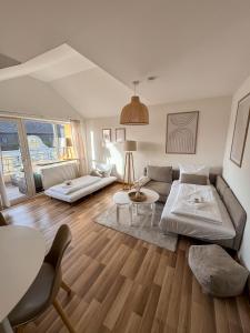 C4S COME4STAY Altötting - 3-Zi Whg I Zentrale Lage I Parkplatz I Balkon I WIFI I SmartTV I 1 Kingsize, 1 Queensize Bett I Office Arbeitsplatz I Wohnbereich mit Couch und Essbereich I voll ausgestattete Küche I Nespresso