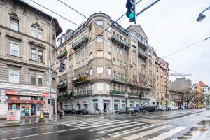 Lilac Escape on Baross street
