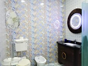 Colorful & Central 2 Bedroom Apt With A Patio