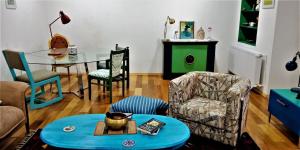 Colorful & Central 2 Bedroom Apt With A Patio