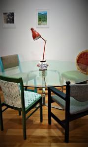 Colorful & Central 2 Bedroom Apt With A Patio