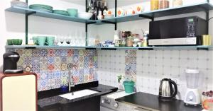 Colorful & Central 2 Bedroom Apt With A Patio