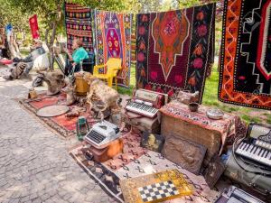 Colorful & Central 2 Bedroom Apt With A Patio