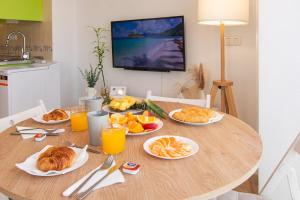 Terraza en Avenida Principal y junto a la Playa - by Aloha Palma