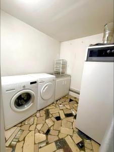Appartements Maison Hyper Centre Rouen - Patio - TV 4K - WIFI-Fibre - 4 chambres - Machine a laver - Seche linge - Lave Vaisselle - Confort - Spacieux : photos des chambres