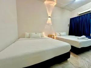 The Yew Homestay - Kampong Tanjong Bayan