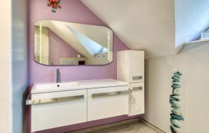 Maisons de vacances 5 Bedroom Gorgeous Home In Ganzeville : photos des chambres