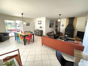 Villa spacieuse avec piscine chauffée, jardin et terrasse à Petit-Piquey - FR-1-736-9