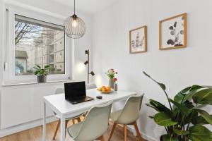 SHINY HOMES - Bright & Elegant City Apartment