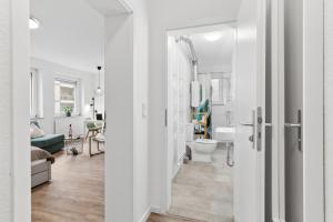 SHINY HOMES - Bright & Elegant City Apartment