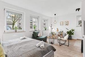 SHINY HOMES - Bright & Elegant City Apartment