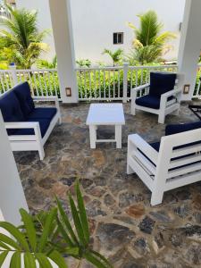 Bella Villa room for 2 with kitchen pool and close to the beach