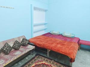 10 min away from Sangam