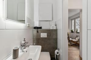SHINY HOMES - Trendy Apartment Close to City Center