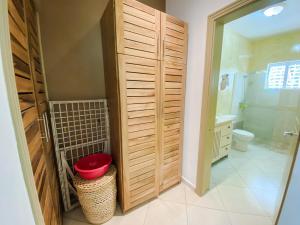 Gorgeous apartment steps to Playa Punta Popy