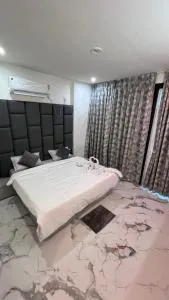 Millennium Suites - Comfy King- Twin Room - Džhánsí