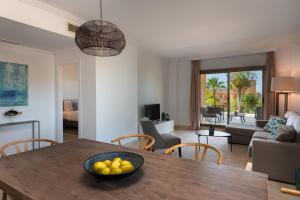 Bright 3-Bedroom with Sunset Views