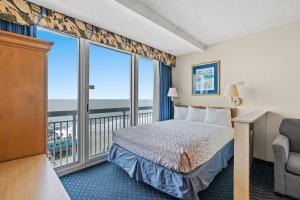 Queen Studio room in Yachtsman Oceanfront Resort