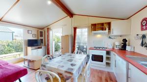 Maisons de vacances Le Chalet de L Auzance - Piscine & Plage : photos des chambres