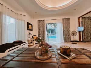 Casa Vista Talisay Overlooking House With Pool cel