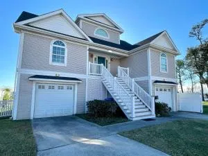 Big Waterfront House with Amazing View and Swim Deck home - Ocean View