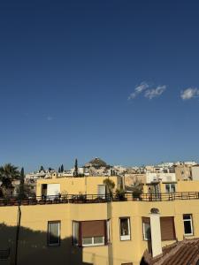 Cozy Apartment with Acropolis View Rooftop Access