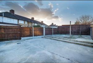 Contractor Haven, 6 bed house, sleeps 14 Parking x 2 WIFI Smart TV Central location