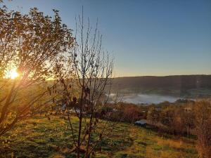 Grange rénovée avec vue dans village paisible