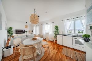 Rooftop City View Haven Apartment