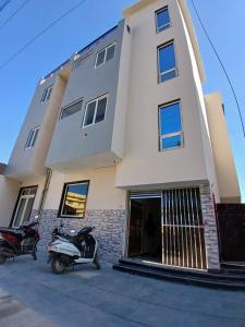 Hotel Braj Nikunj ! near new Rangj ji Temple, Prem mandir, ISCKON temple ! Fully air conditioned and prime located place