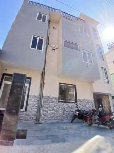 Hotel Braj Nikunj ! near new Rangj ji Temple, Prem mandir, ISCKON temple ! Fully air conditioned and prime located place