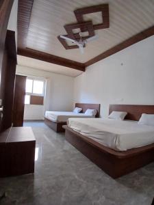 Hotel Braj Nikunj ! near new Rangj ji Temple, Prem mandir, ISCKON temple ! Fully air conditioned and prime located place