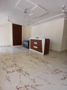 Hotel Braj Nikunj ! near new Rangj ji Temple, Prem mandir, ISCKON temple ! Fully air conditioned and prime located place - Vrindāvan