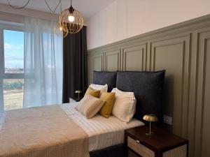 Cityscape Green, Modern Designer Apt