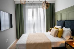 Cityscape Green, Modern Designer Apt