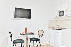 Charming little studio close to Paris- III