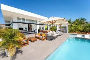 Oceanside 4 Bedroom Luxury Villa with Private Pool, 500ft from Long Bay Beach -V10 - The Bight Settlements